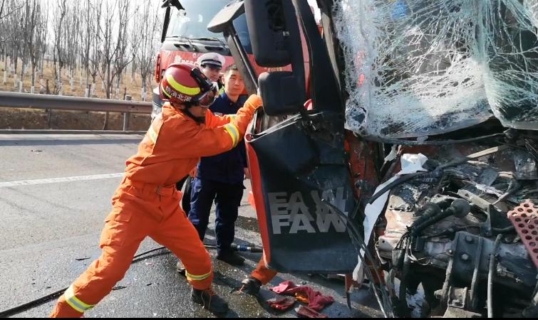 黃驊新聞最新消息，車禍?zhǔn)录饛V泛關(guān)注
